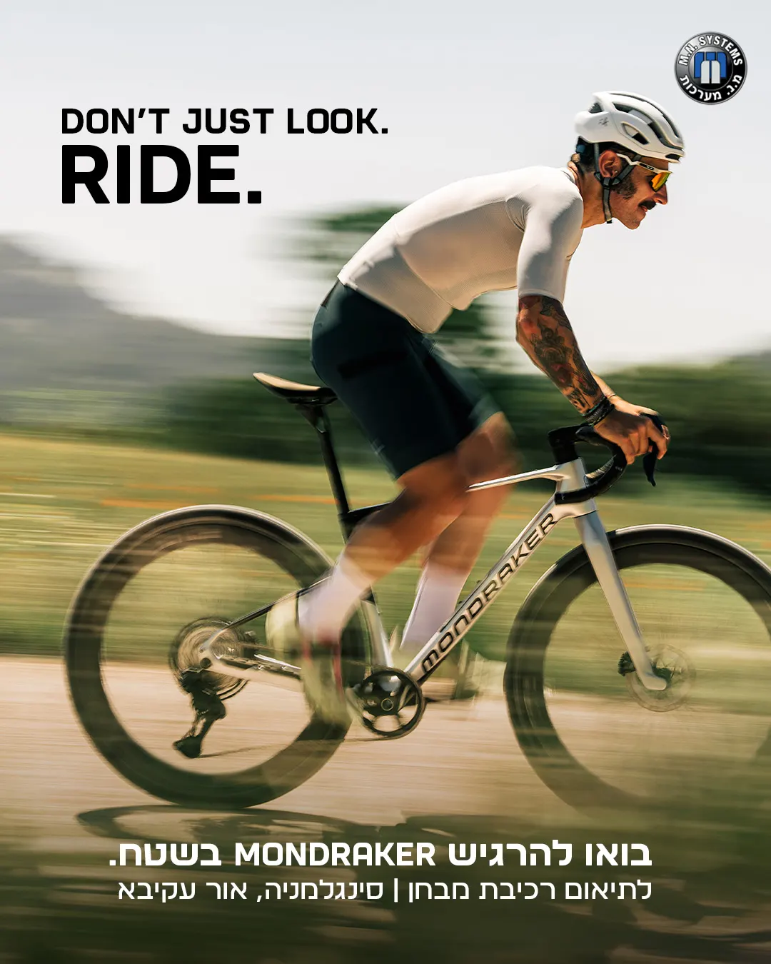 רוכב על אופני כביש MONDRAKER בתנועה